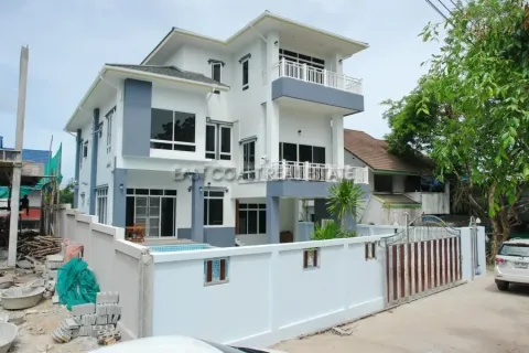 Casa de 4 dormitorios en Jomtien Beach, Pattaya, Tailandia № 212227 - foto 25