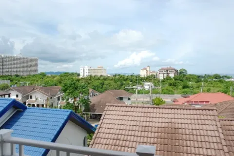 Casa de 4 dormitorios en Jomtien Beach, Pattaya, Tailandia № 212227 - foto 3
