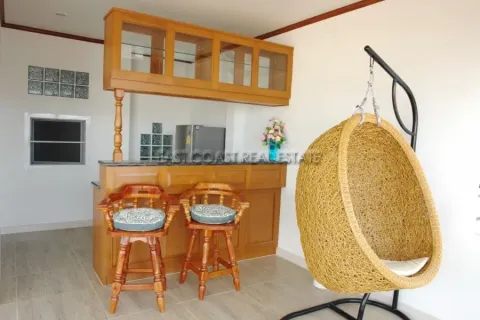 Casa de 4 dormitorios en Jomtien Beach, Pattaya, Tailandia № 212227 - foto 4