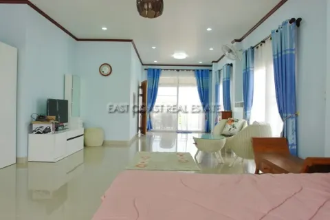 Casa de 4 dormitorios en Jomtien Beach, Pattaya, Tailandia № 212227 - foto 11