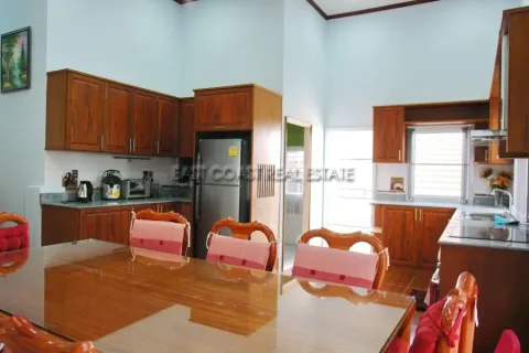Casa de 4 dormitorios en Jomtien Beach, Pattaya, Tailandia № 212227 - foto 16