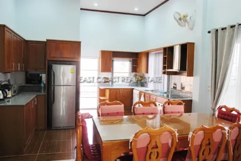 Casa de 4 dormitorios en Jomtien Beach, Pattaya, Tailandia № 212227 - foto 15