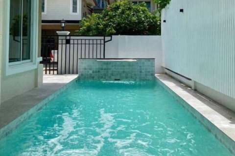 House in Pattaya, Thailand 4 bedrooms № 158810