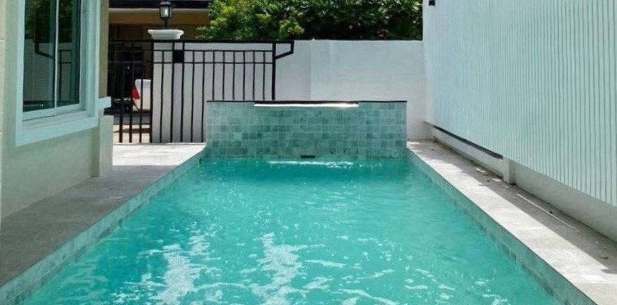 House in Pattaya, Thailand 4 bedrooms № 158810