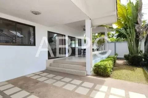 Casa de 3 dormitorios en Jomtien Beach, Pattaya, Tailandia № 210520 - foto 11
