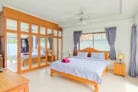 Casa de 3 dormitorios en Jomtien Beach, Pattaya, Tailandia № 210520 - foto 29
