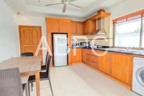 Casa de 3 dormitorios en Jomtien Beach, Pattaya, Tailandia № 210520 - foto 12
