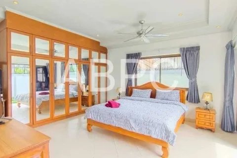 Casa de 3 dormitorios en Jomtien Beach, Pattaya, Tailandia № 210520 - foto 15