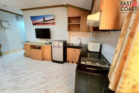 Casa de 6 dormitorios en Jomtien Beach, Pattaya, Tailandia № 212721 - foto 17