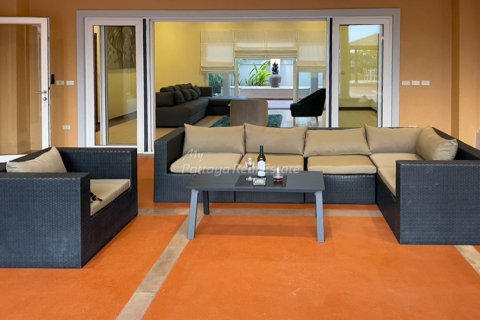 House in Bang Lamung, Thailand 4 bedrooms № 155429 - photo 2