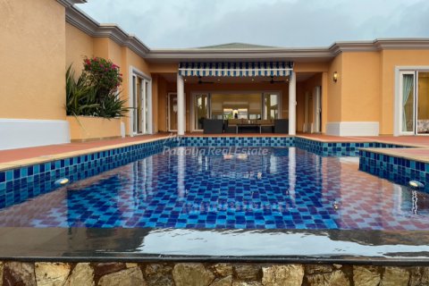 House in Bang Lamung, Thailand 4 bedrooms № 155429 - photo 1