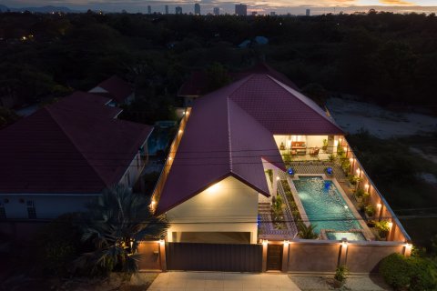 Villa in Pattaya, Thailand 6 bedrooms № 149341 - photo 2