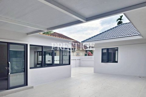 House in Pattaya, Thailand 3 bedrooms № 197760