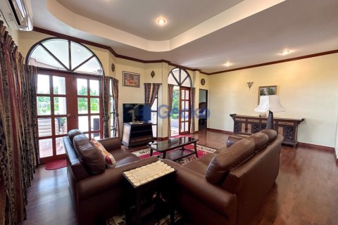 House in Pattaya, Thailand 4 bedrooms № 197100 - photo 25