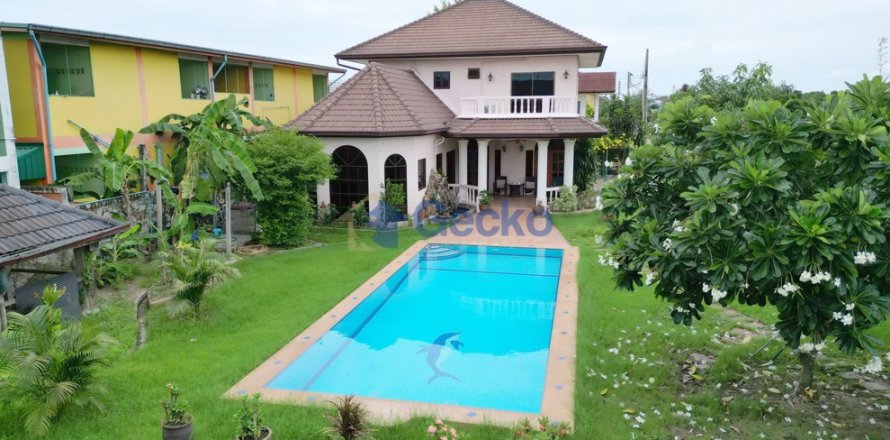House in Pattaya, Thailand 4 bedrooms № 197100