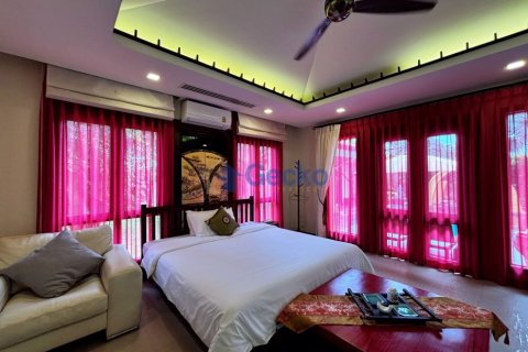 House in Pattaya, Thailand 5 bedrooms № 196080 - photo 25
