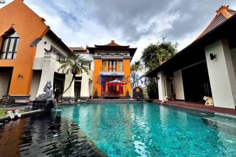 House in Pattaya, Thailand 5 bedrooms № 196080 - photo 2