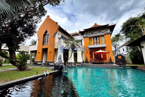 House in Pattaya, Thailand 5 bedrooms № 196080