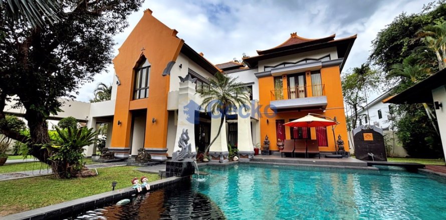 House in Pattaya, Thailand 5 bedrooms № 196080