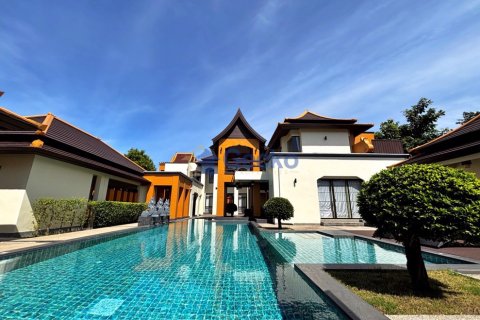 House in Pattaya, Thailand 5 bedrooms № 196082
