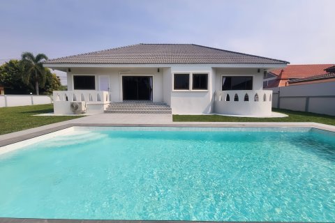 Вилла в Паттайе, Таиланд с 4 комнатами  № 159914 - фото 1