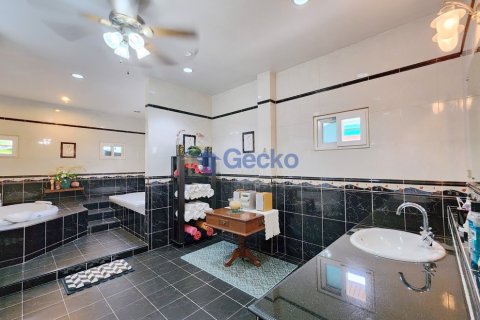 House in Pattaya, Thailand 4 bedrooms № 196157 - photo 26