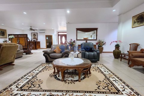 House in Pattaya, Thailand 4 bedrooms № 196157 - photo 7