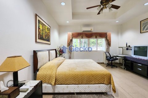 House in Pattaya, Thailand 4 bedrooms № 196157 - photo 15