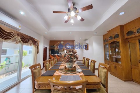 House in Pattaya, Thailand 4 bedrooms № 196157 - photo 30