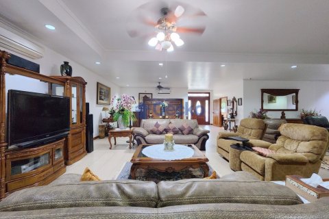 House in Pattaya, Thailand 4 bedrooms № 196157 - photo 12