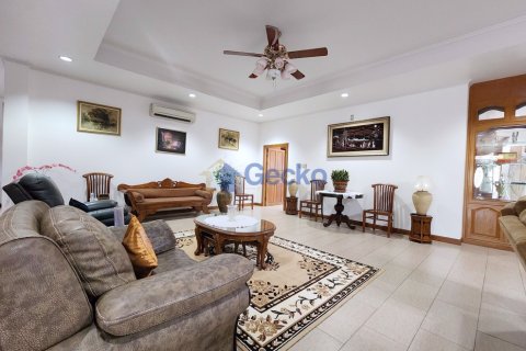 House in Pattaya, Thailand 4 bedrooms № 196157 - photo 11