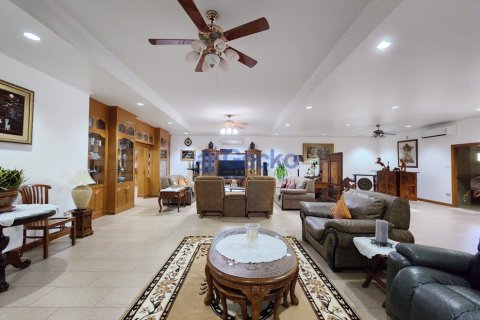 House in Pattaya, Thailand 4 bedrooms № 196157 - photo 29