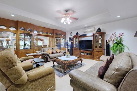 House in Pattaya, Thailand 4 bedrooms № 196157 - photo 9