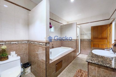 House in Pattaya, Thailand 4 bedrooms № 196157 - photo 16
