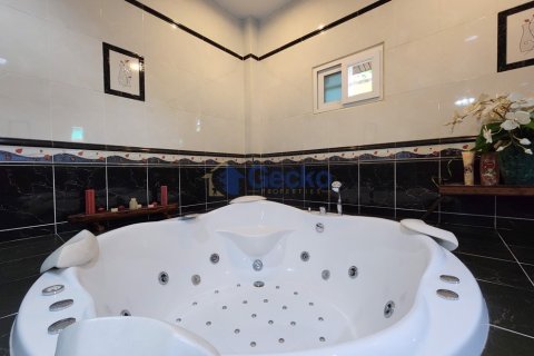 House in Pattaya, Thailand 4 bedrooms № 196157 - photo 23