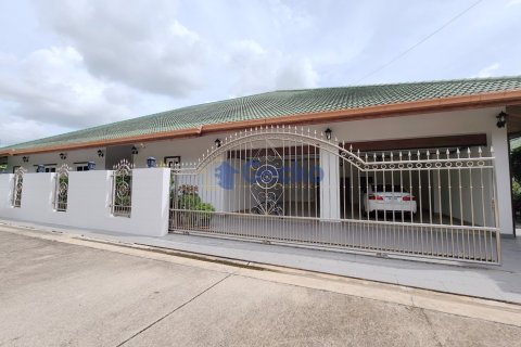 House in Pattaya, Thailand 4 bedrooms № 196157