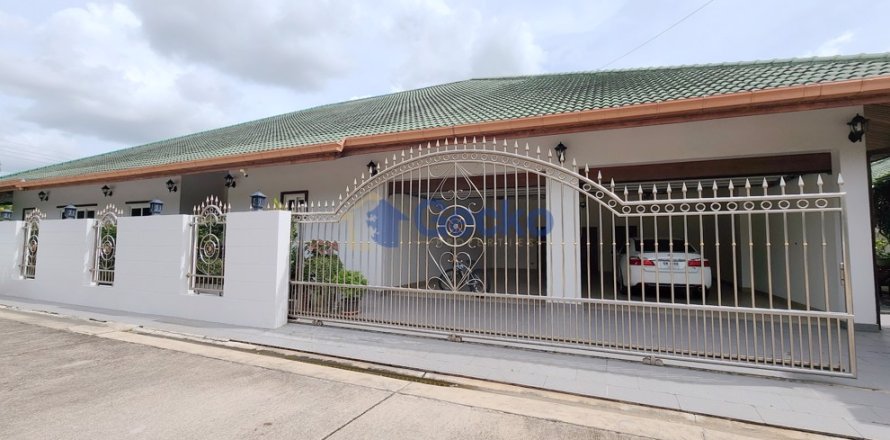 House in Pattaya, Thailand 4 bedrooms № 196157
