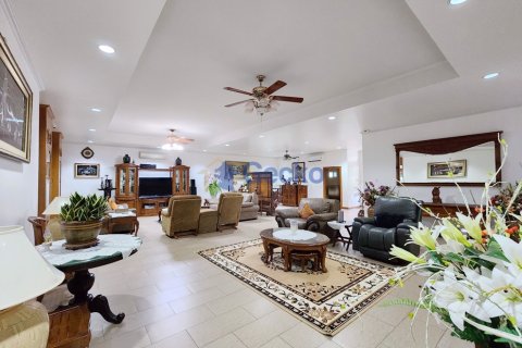 House in Pattaya, Thailand 4 bedrooms № 196157 - photo 4