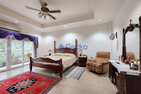 House in Pattaya, Thailand 4 bedrooms № 196157 - photo 28