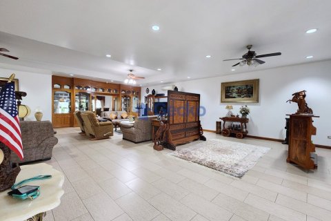 House in Pattaya, Thailand 4 bedrooms № 196157 - photo 3