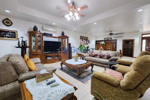 House in Pattaya, Thailand 4 bedrooms № 196157 - photo 8