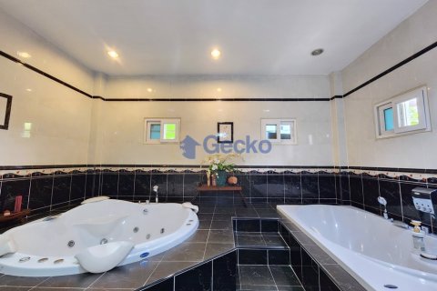 House in Pattaya, Thailand 4 bedrooms № 196157 - photo 24