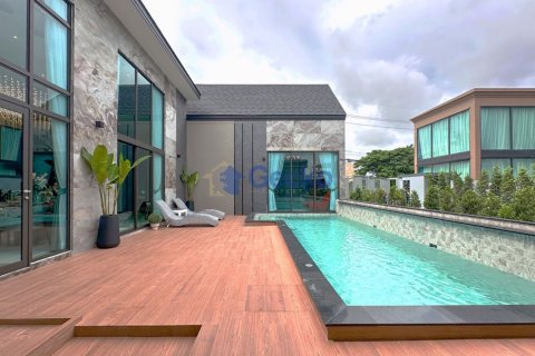 House in Pattaya, Thailand 3 bedrooms № 196158 - photo 2