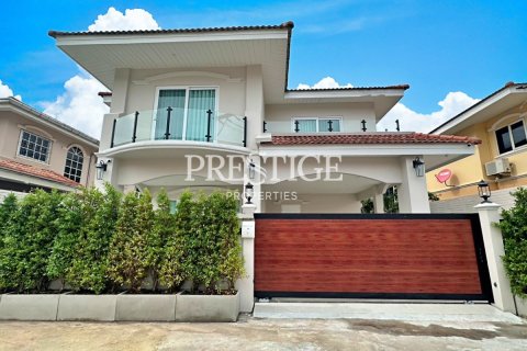 House in Pattaya, Thailand 4 bedrooms № 198319