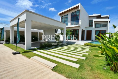 House in Pattaya, Thailand 5 bedrooms № 198317