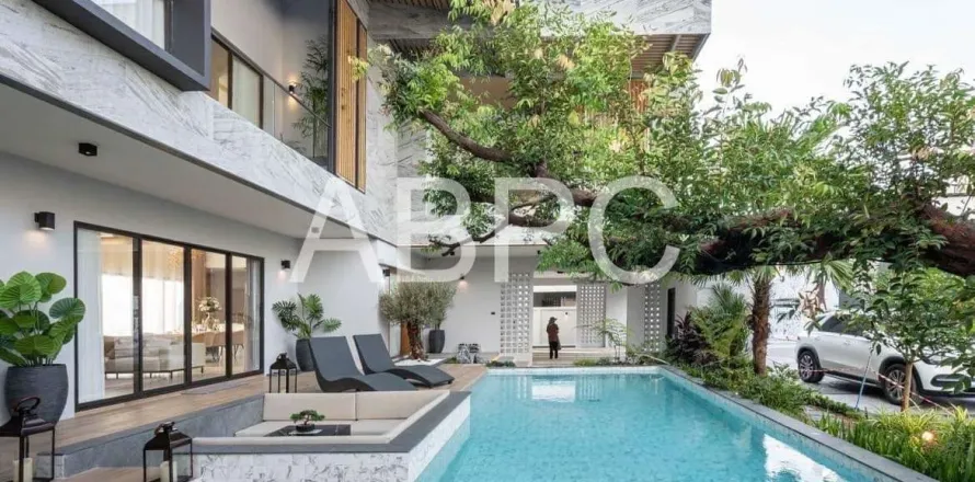Casa de 5 dormitorios en Pattaya, Tailandia № 212106