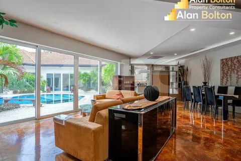 Casa de 4 dormitorios en Pattaya, Tailandia № 212105 - foto 4