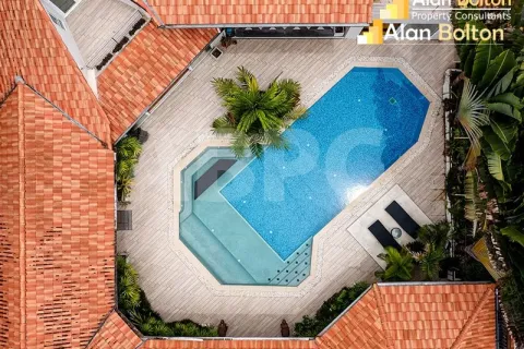 Casa de 4 dormitorios en Pattaya, Tailandia № 212105 - foto 3
