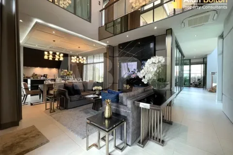 Casa de 4 dormitorios en Pattaya, Tailandia № 212103 - foto 3