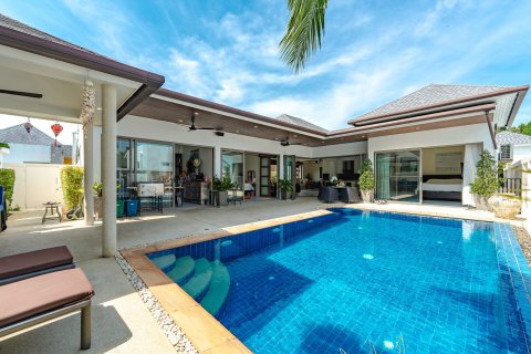 Villa in Phuket, Thailand 3 bedrooms № 145143 - photo 1